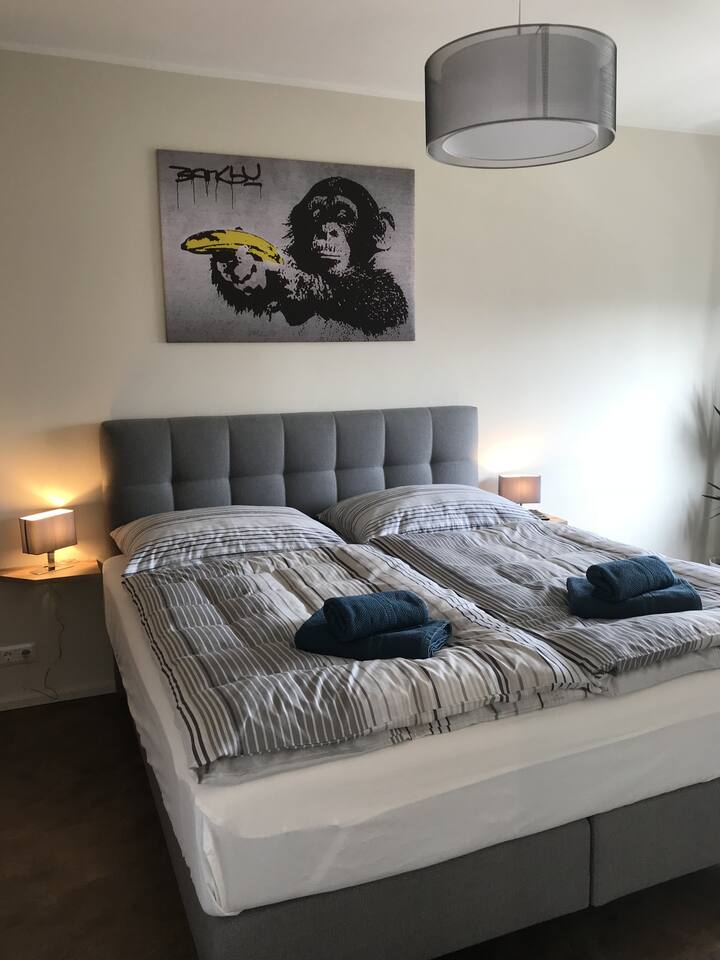 Спална соба со брачен кревет (широк 125 - 149 см)