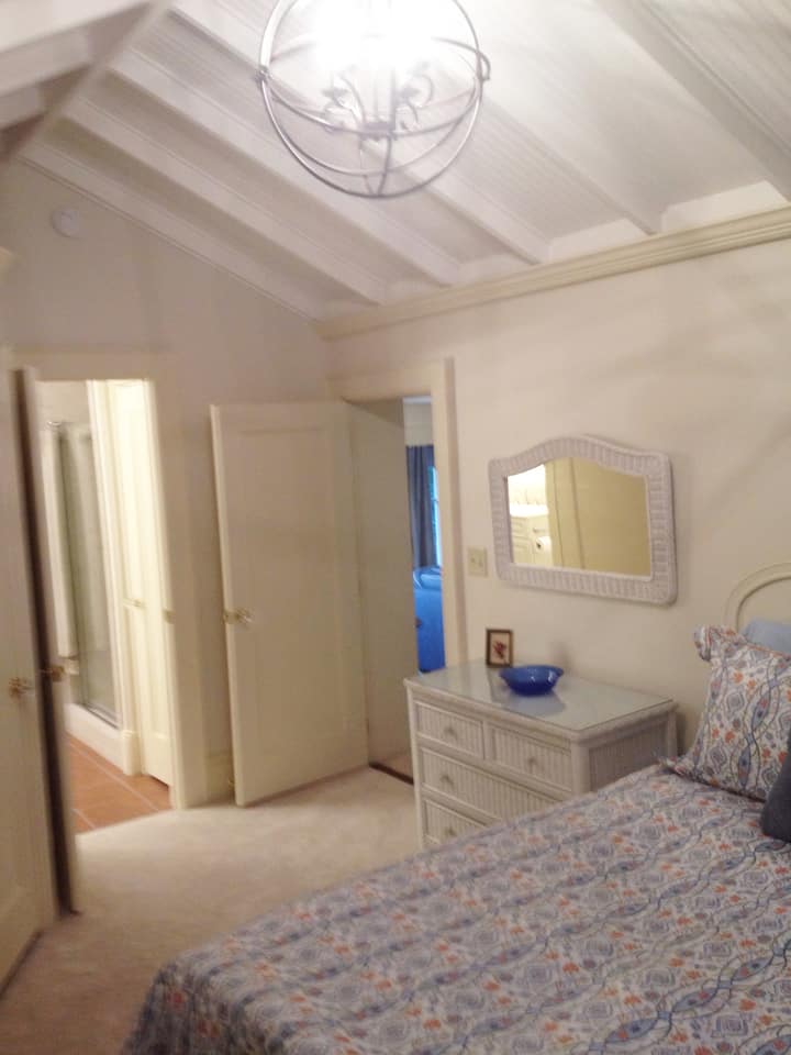 Სააბაზანოს შესასვლელი და მისაღები ოთახი საძინებლიდან