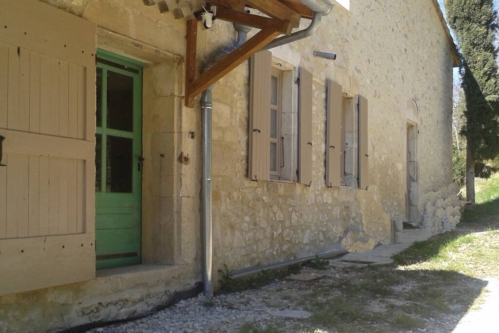 entrée du gite volets taupe