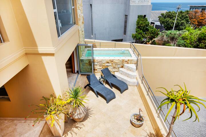 Backup-Powered Camps Bay Beach Condo gallery image 5
