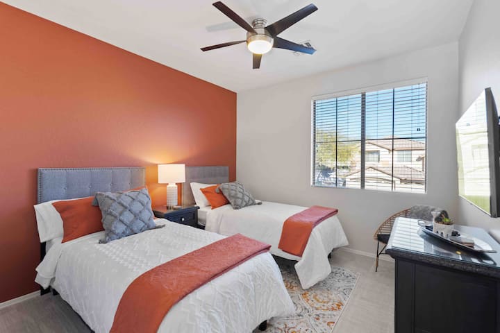 בחדר הטרקוטה יש שני תאומים ארוכים במיוחד עם מזרני ספוג זיכרון וכיסויי מיטה. סופר נעים.  יש טלוויזיה חכמה כדי למשוך את נטפליקס ולהפעיל סטרימינג של הסרטים האהובים עליכם. 