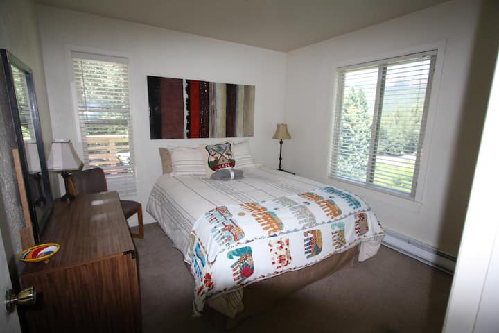 cómoda cama tamaño queen con vistas a nuestras gloriosas montañas