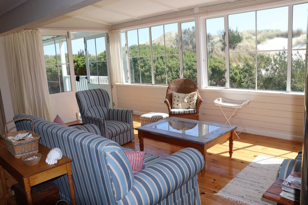 Open plan living, dining, in total privacy.