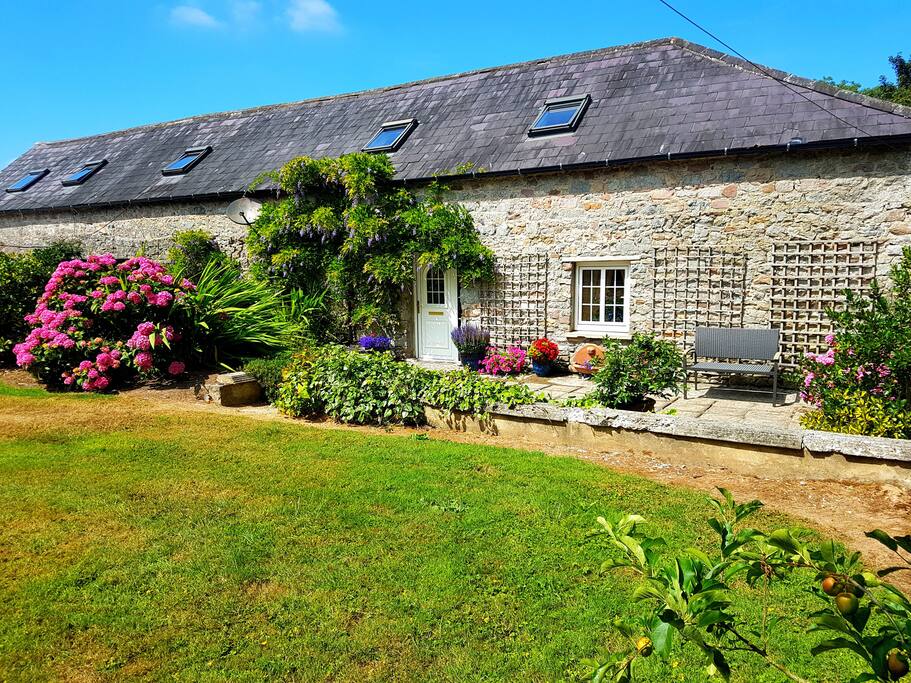 Rossa Farm Cottage with front garden.
