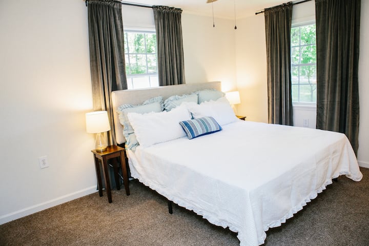 Cama TAMAÑO KING en el dormitorio principal con un baño completo contiguo.