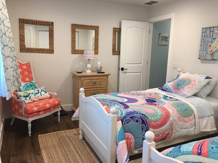 Сладка момичешка спалня с легла и спално бельо! Завеси за затъмнение на PB за тези късно спане на тийнейджъри!