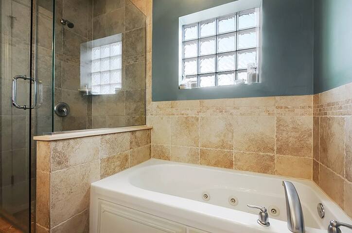 Luxurious & Artsy Condo in Bucktown – 4 Bed/3 Bath gallery image 5