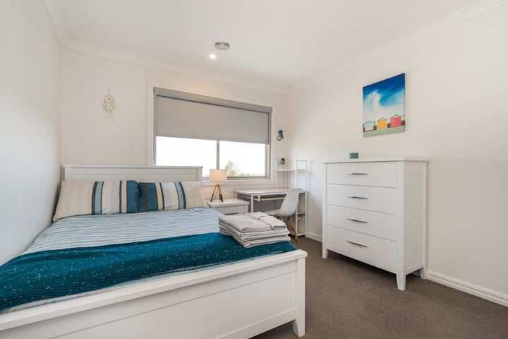 Dhoma e gjumit 2 në katin e mesëm