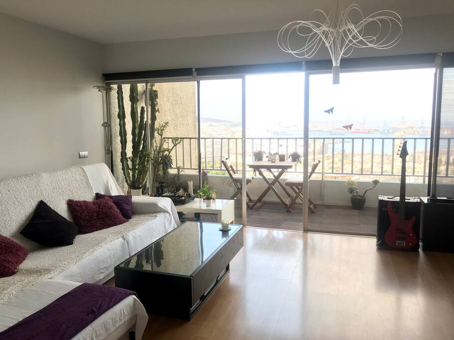Impresionantes vistas desde el amplio y agradable salón !!!