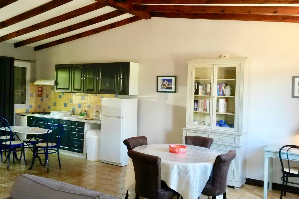 La cuisine ouverte toute équipée