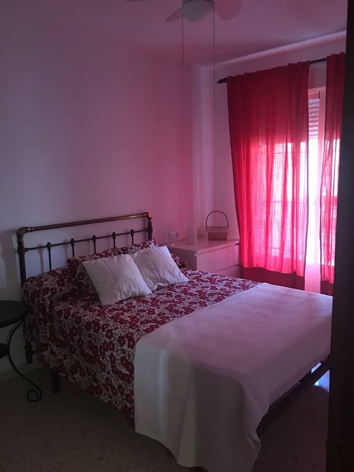 Chumba cha kulala cha Master kilicho na mtaro, kabati kubwa na runinga ya skrini bapa