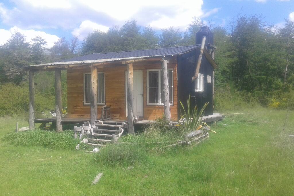 posee dos habitaciones baño ducha cocina a leña y gas heladera . para 4 pax