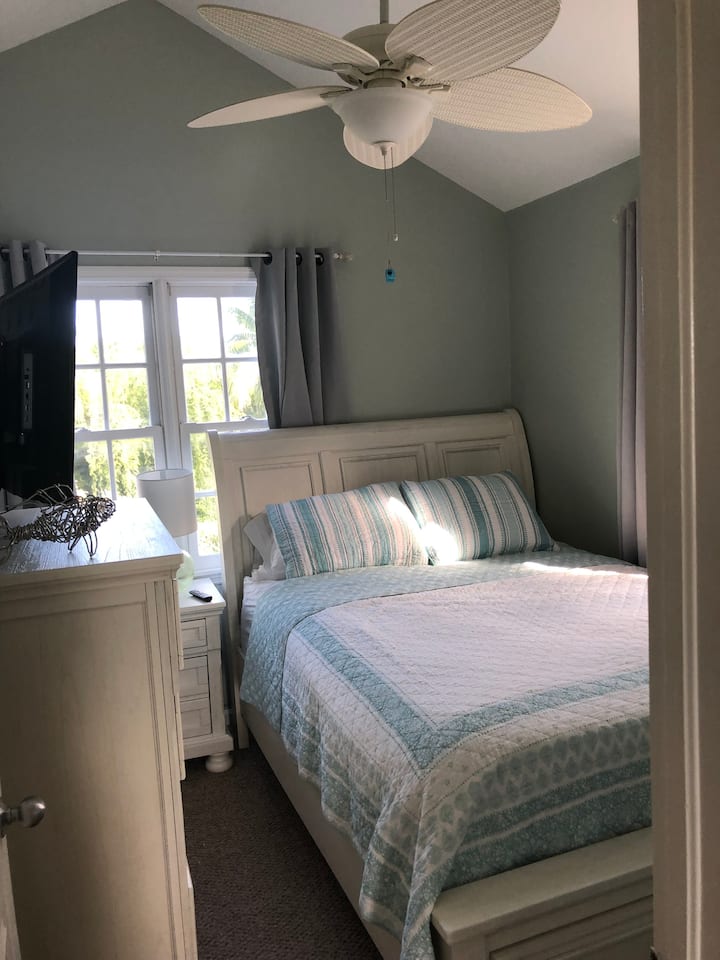 Predná spálňa s manželskou posteľou a stropným ventilátorom