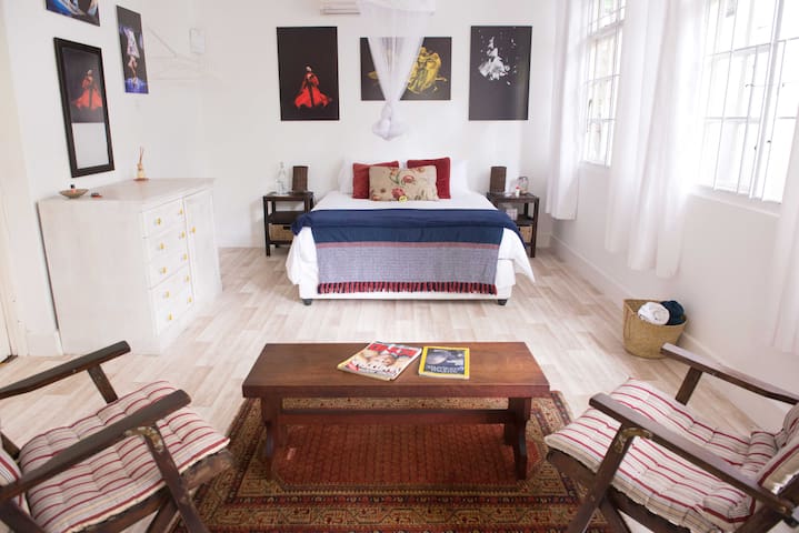 Val's Spacious room in family home