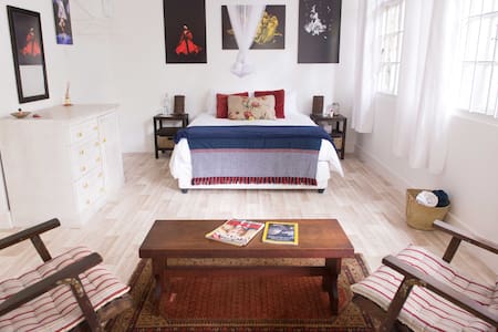 Val's Spacious room in family home