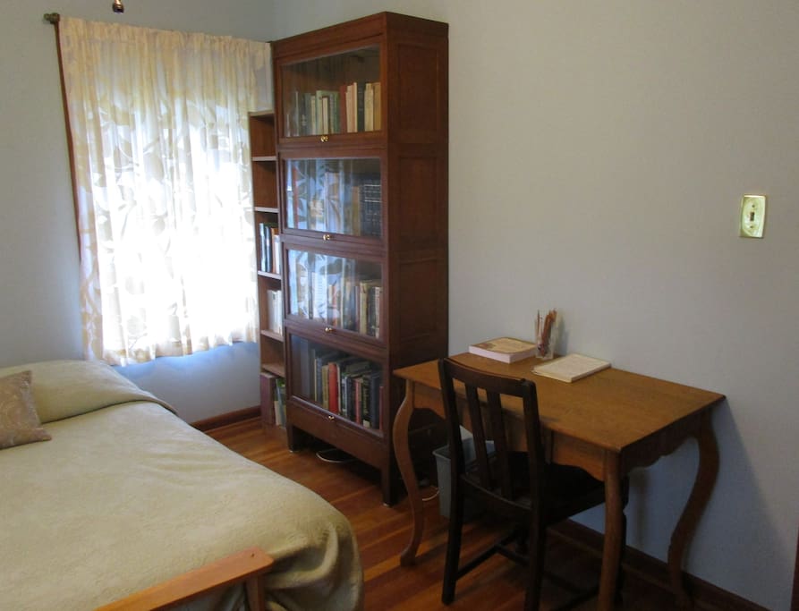 Privat room: desk and chair. The dining room is also a good place to work.