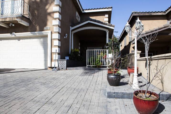 Huge 4BR/5BA Retreat Near LAX, Sofi & Crypto gallery image 2