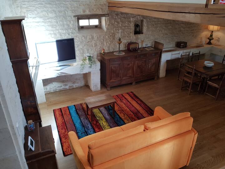 Obývacia izba s veľmi pohodlnou rozkladacou pohovkou a televízorom. 