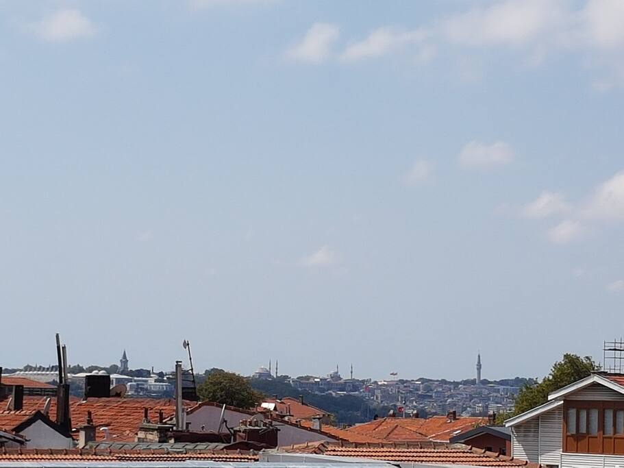 balkon manzara...topkapi saray. Galata kulesi ve sultanahmet cami.