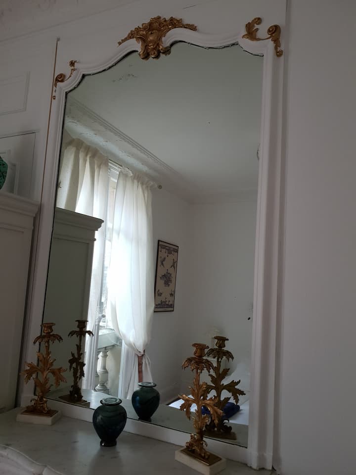 غرفة تضم سريرين صغيرين