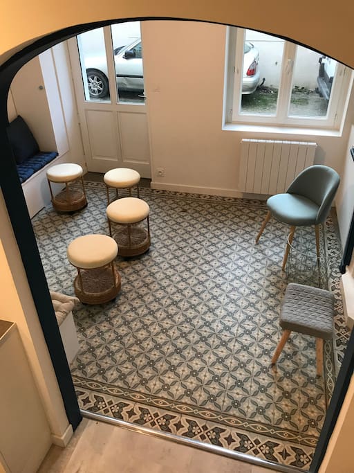 Vue du salon depuis l’escalier (la table arrive dans quelques jours!!)