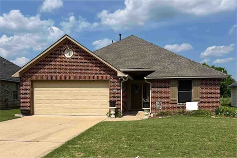 Cozy 2x2 on pond in N. Bossier: no parties no pets