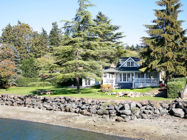 Havblik Hus Waterfront Home + Cozy Cottage Houses for Rent in