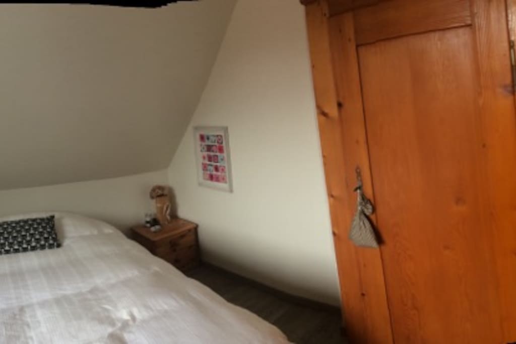 chambre de 13 m2, possibilité d'ajouter un matelas une place au sol pour un enfant (sup 8 euros)
