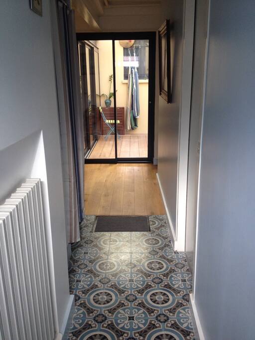 Entrée avec carreaux de ciment (typique du quartier).