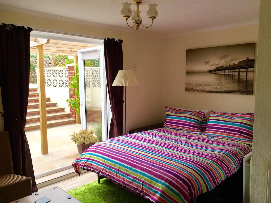 Bed settee in lounge area
