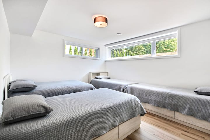 Dhomë fjetjeje 3 krevate tek dhe 1 krevat dopio në bodrum