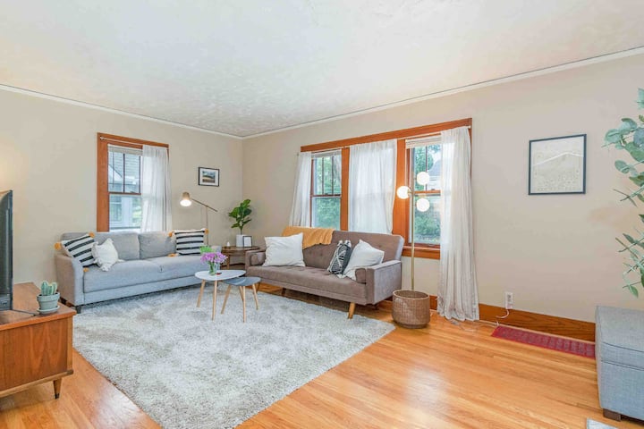 Margaux’s Manor - Clean, Eclectic, Kid Friendly - Omaha, NE