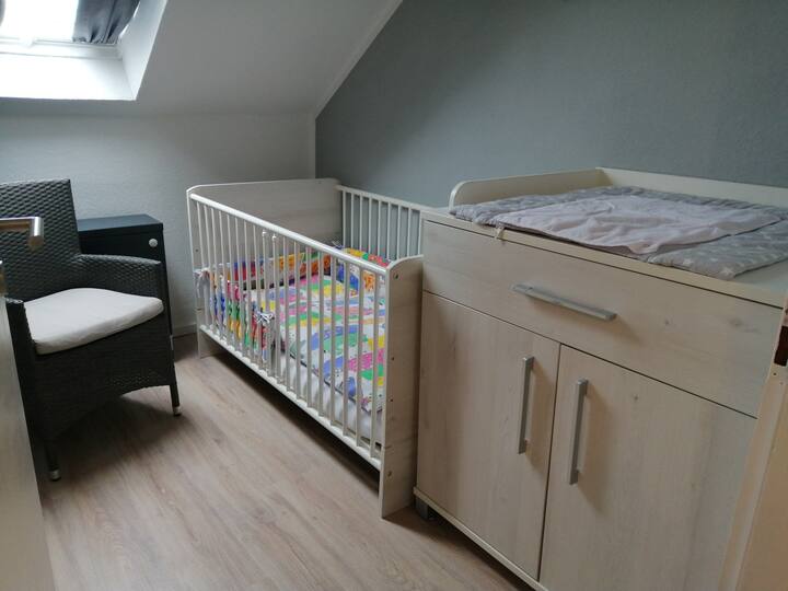 En el apartamento Landblick hay una cuna fija con cambiador.   Especialmente para familias y aptos para niños, alfombra de juego y equipo de juegos.