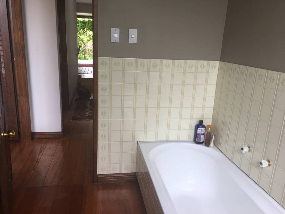 Relaxing bath, shower separate.