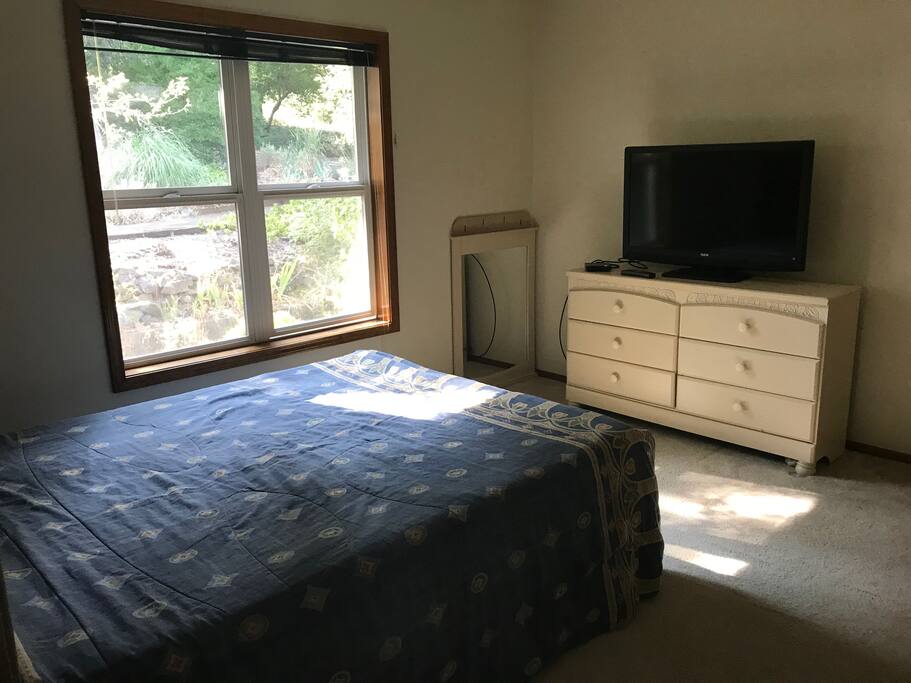 Sleeping room with queen size bed - cable ready tv