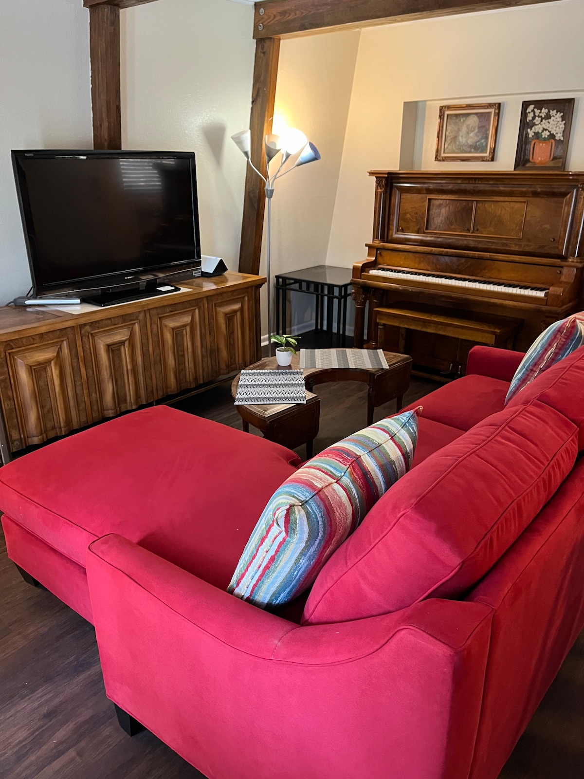 Pohodlné sedenie na pohovke, ktorá sa môže premeniť na manželskú posteľ. Sen milovníkov starožitností s klavírom a vynikajúcim nábytkom a obrazmi. TV, Wi-Fi a podlahové lampy pre dobré osvetlenie. 