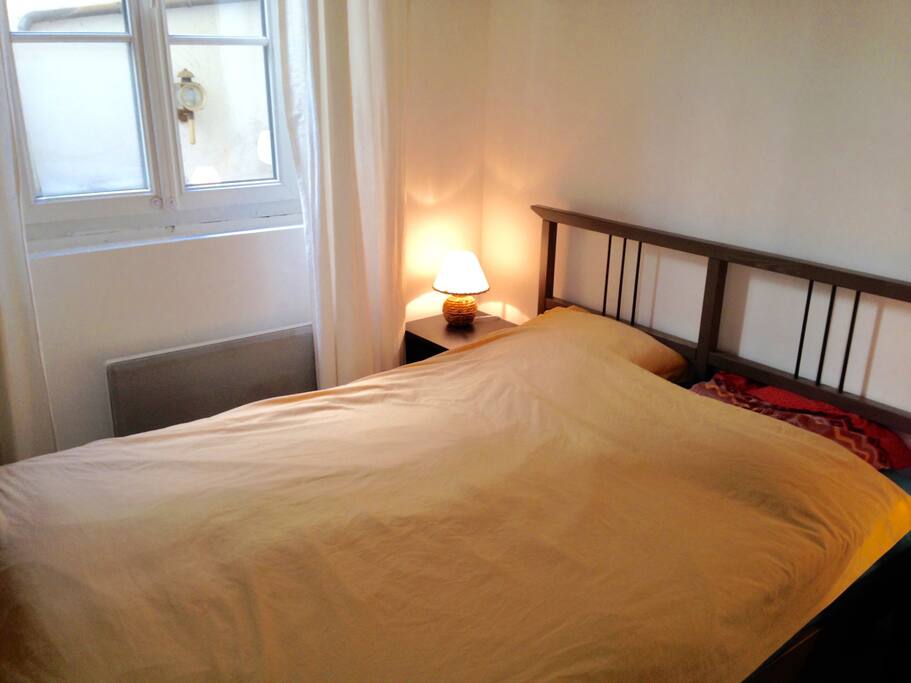 Chambre avec lit 2 places 140cmx200cm
Jeu de draps + couette propres
2 oreillers