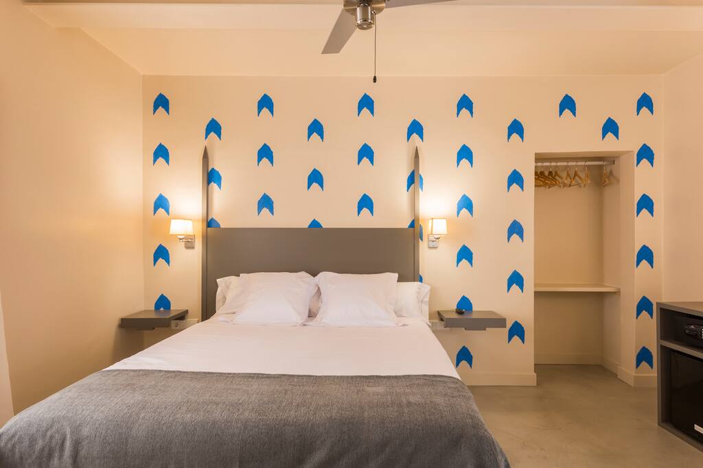 Double bedroom with cosy lighting.