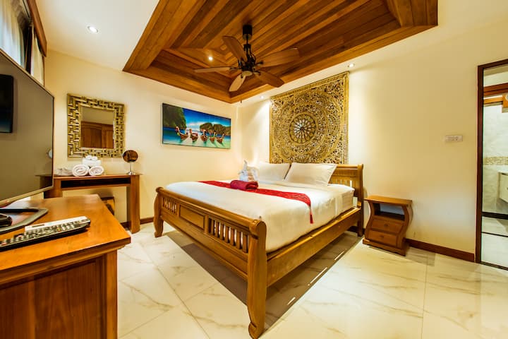 لا تحتوي غرفة النوم هذه على حمام داخلي مع سرير كينج بالقرب من حمام السباحة.