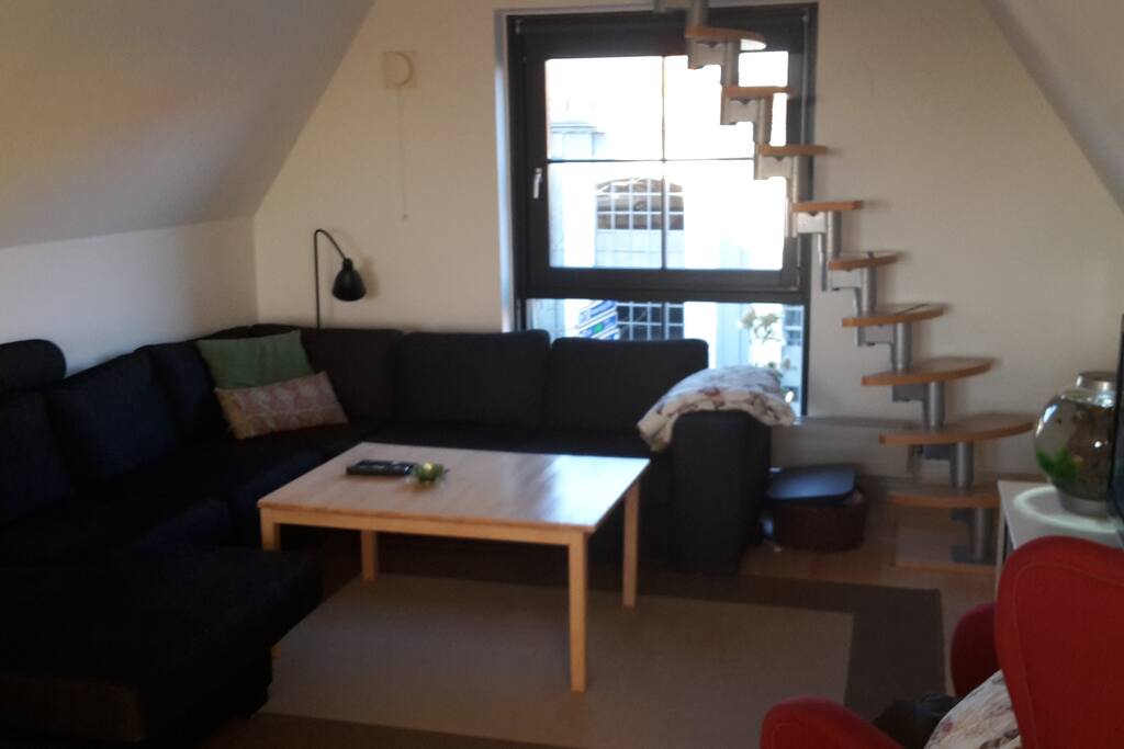 Stue med opgang til sovehems