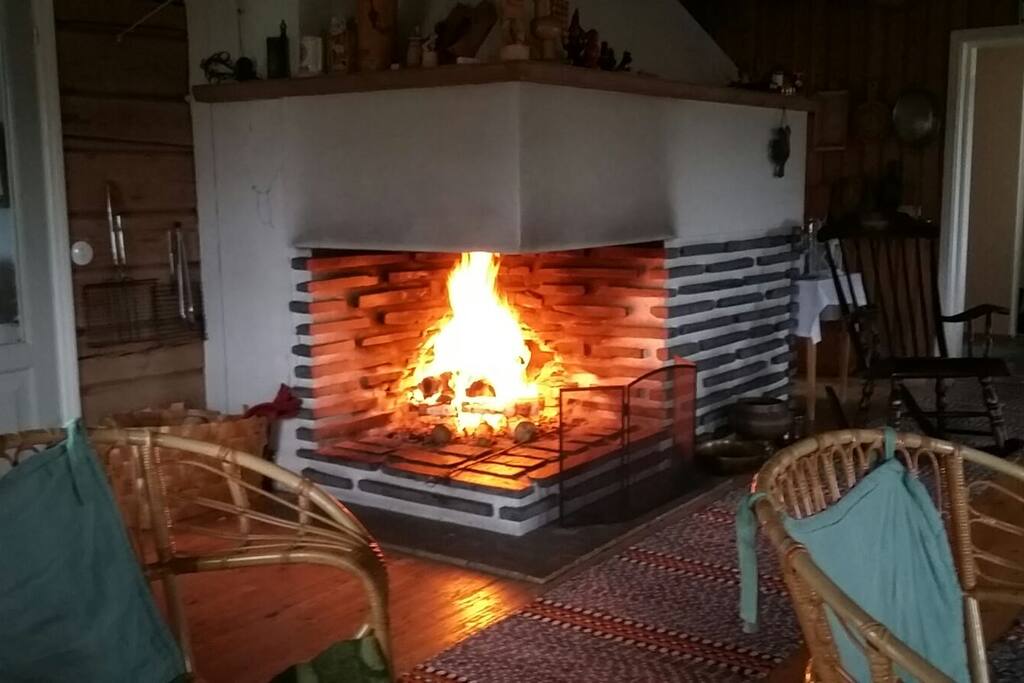 Livingroom for the guests with a cozy fireplace.