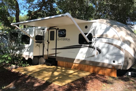 Cozy RV camper in heart of Fort Walton Beach