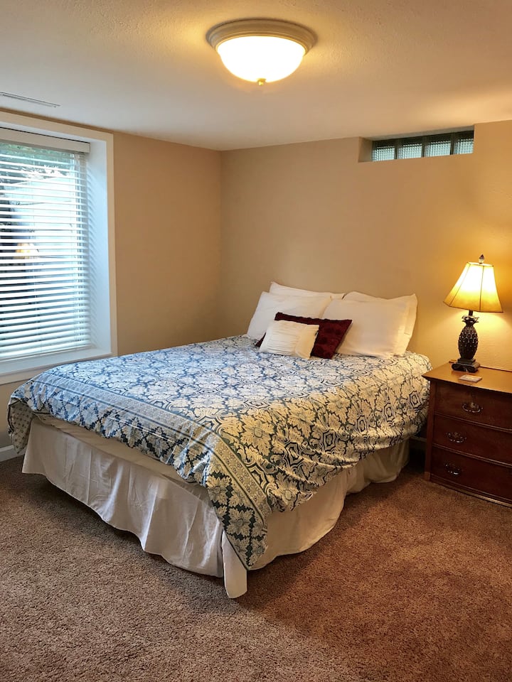 غرفة النوم رقم4 سرير بحجم كوين، يقع في الطابق السفلي. غرفة النوم في الطابق السفلي خاصة جدًا مع حمام كامل مجاور.  