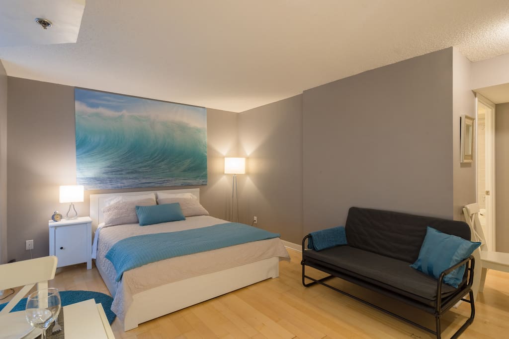 Queen beds sleeps 2. Additional "camping style" accomodation with Futon sleeps +2 and twin air mattress sleep +1