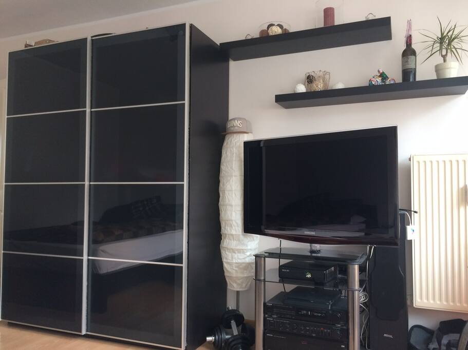 Kleiderschrank, TV, Stereoanlage