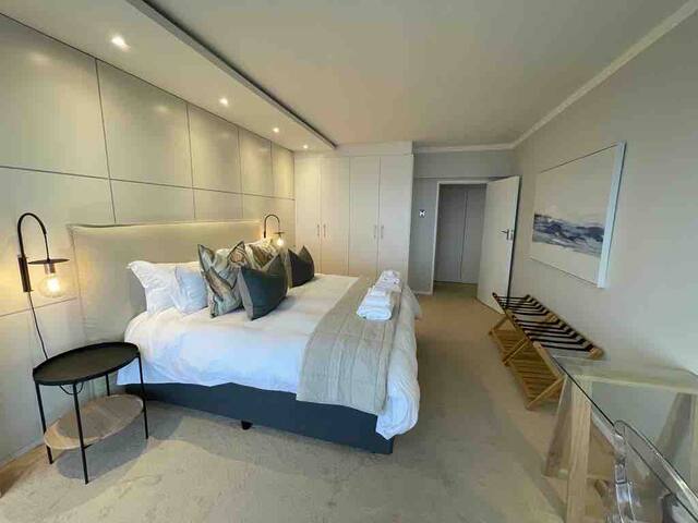 Seafront apartment with magnificent views gallery image 3