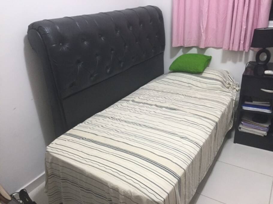 quarto de hóspede com cama confortável.