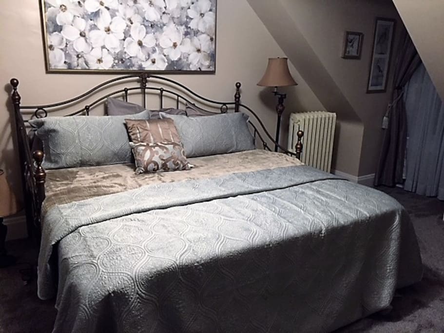 Bedroom #1. Great for families! It's a bedroom or a living room! Roku t.v. dressing table vanity.