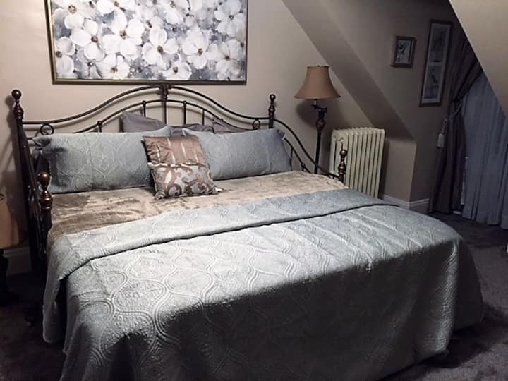 ห้องนอน #1 เหมาะสำหรับครอบครัว! มันเป็นห้องนอนหรือห้องนั่งเล่น! โต๊ะเครื่องแป้ง Roku t.v.