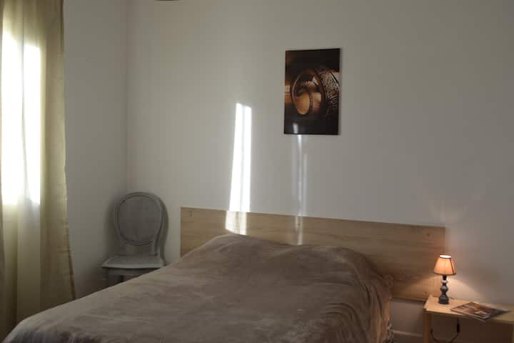 Беж спална соба, двоен кревет